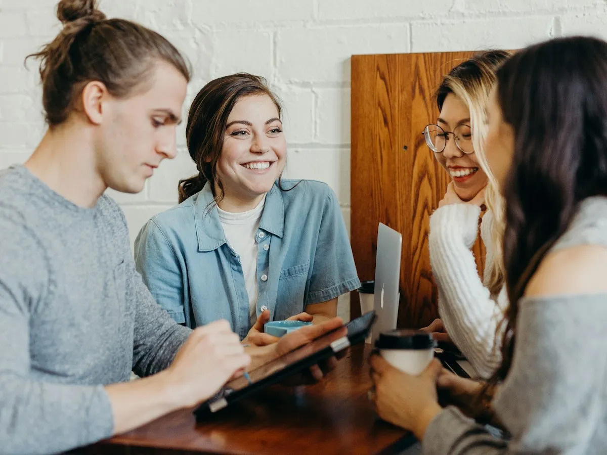Zwei junge Frauen lachen über etwas auf dem Handy